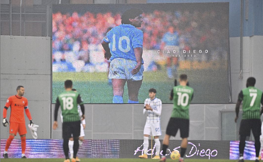 Uno de los homenajes en la Serie A italiana entre Sassuolo e Inter. (Foto/AP)
