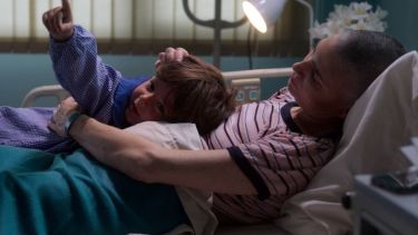 Valeria Bertuccelli y Julián Sorín, madre e hijo, y una despedida que se hizo pública y conmovió las redes sociales en "El cuaderno de Tomy" .