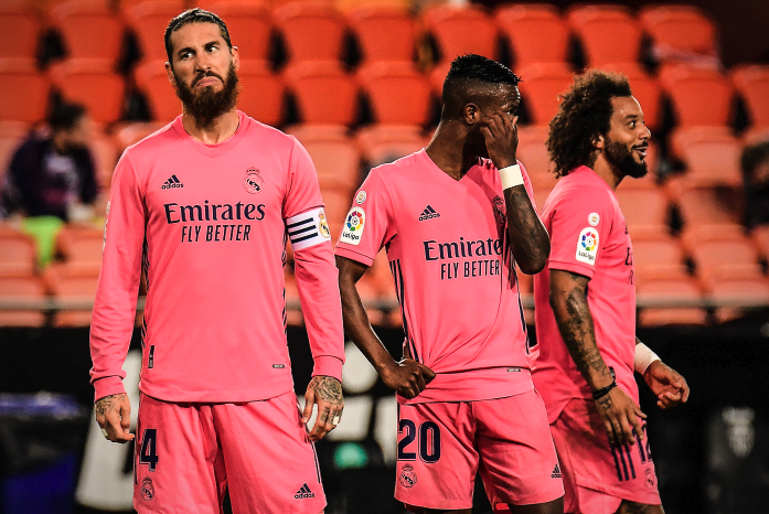 La cara de Sergio ramos lo dice todo. Valencia arrolló al equipo blanco, esta vez vestido de rosado.