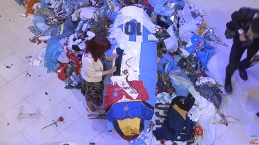 La vicepresidente acercó una camiseta de Gimnasia, club por el que simpatiza y último de Diego.