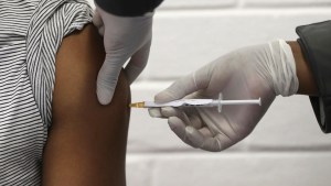 Reino Unido defiende la vacuna de AstraZeneca tras su suspensión en otros países europeos