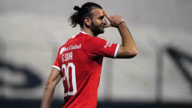 El defensor uruguayo deberá ser compensado con un importante monto de dinero. 