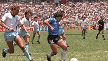 Solo le faltaba eludir a Shilton para convertir el gol más recordado de la historia.