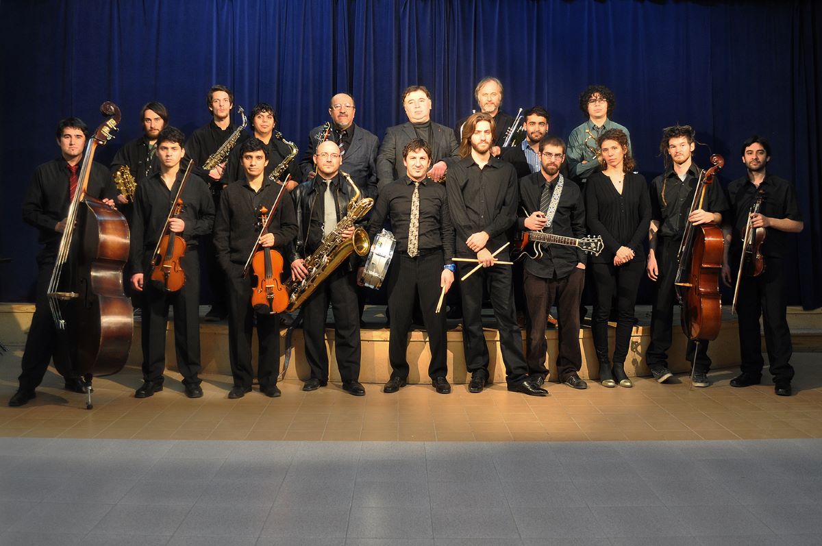El Grupo de Jazz de Fundación Cultural Patagonia y alumnos del Instituto Universitario Patagónico de las Artes, juntos en un concierto.