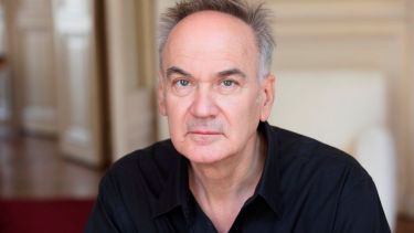 Hervé Le Tellier ganador del Premio Goncourt integra el grupo literario  Oulipo que juega con las limitaciones del idioma francés. 