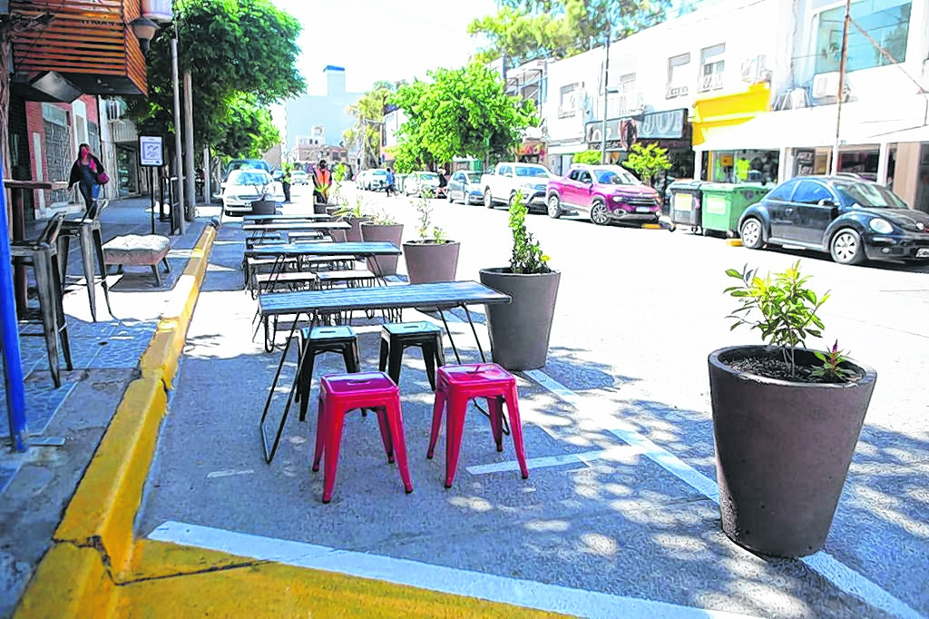 En Yrigoyen y Roca hubo una prueba ayer sobre el uso de la calle. (Neuquén Capital)