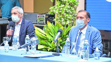 El gobernador Gutiérrez y su ministro de Economía cerraron el acuerdo el martes. Foto Yamil Regules.