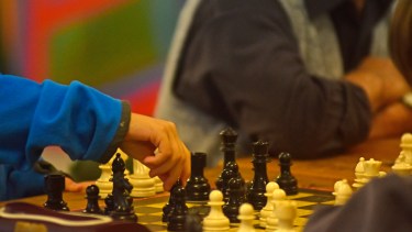 Entre el crecimiento de la pandemia y el estreno de la serie, el ajedrez disfruta un buen momento. (Foto: Andrés Maripe)