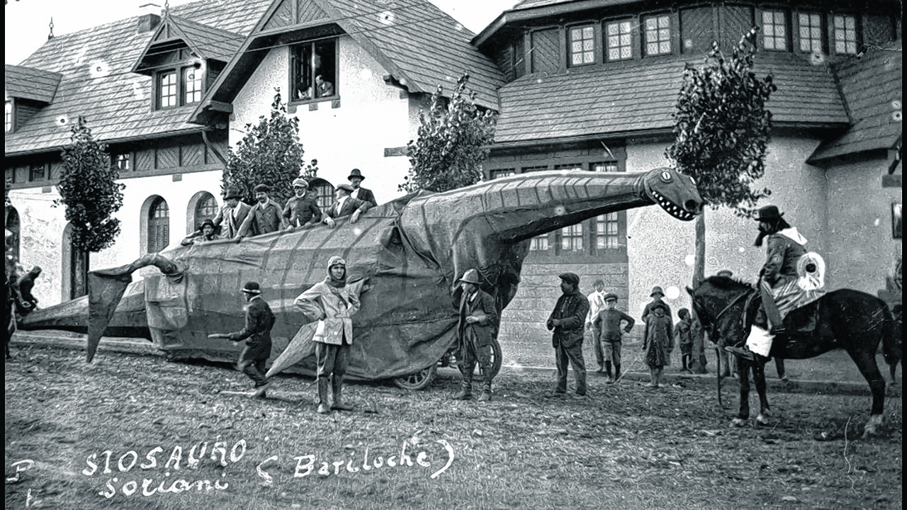 En 1922 Capraro dijo que habían capturado al plesiosaurio y se lo iba a pasear por las calles de la ciudad en el desfile de carnaval. 
