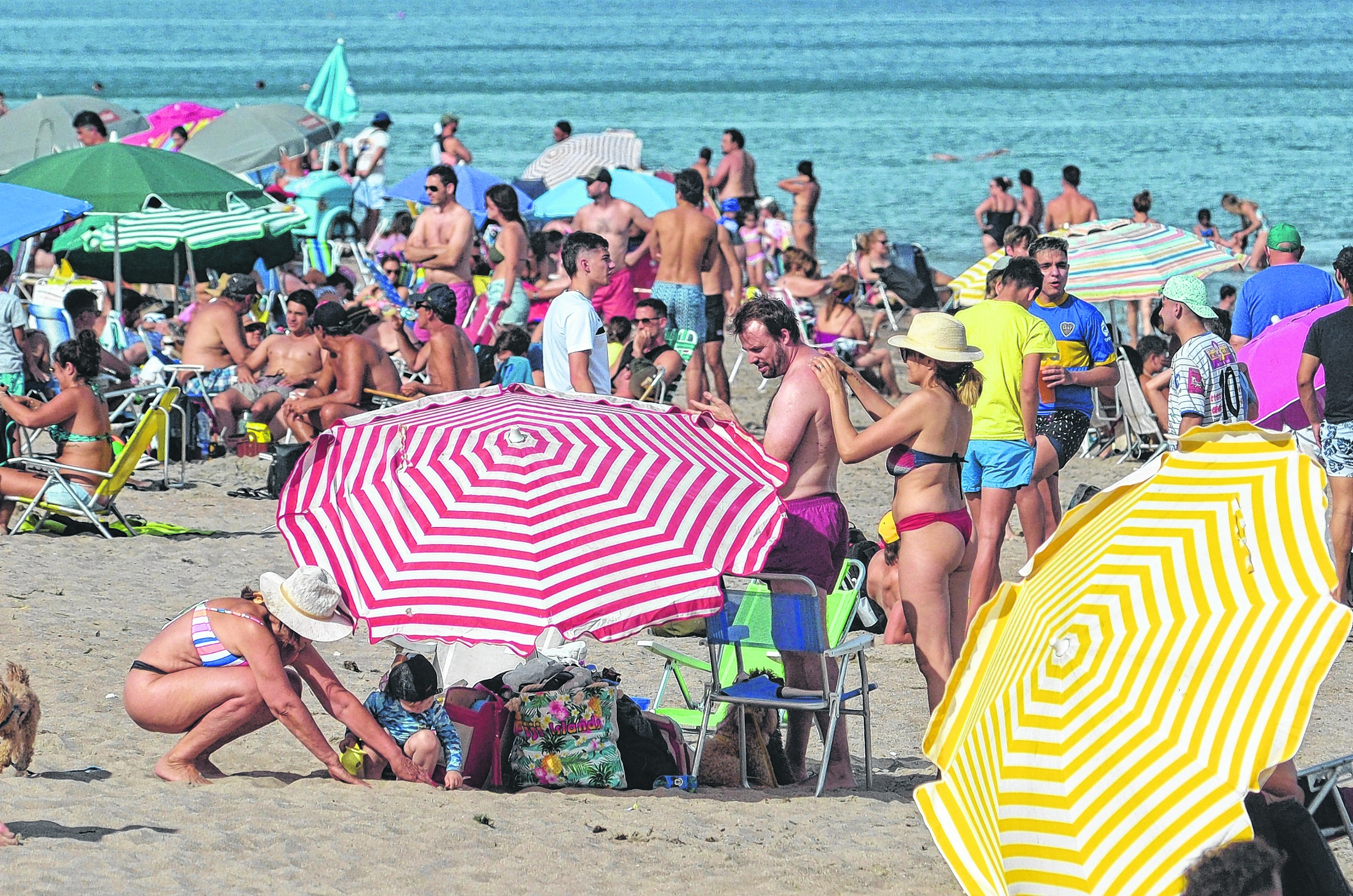 Las playas de Las Grutas mostraron una visible concurrencia el fin de semana largo. Foto: Martín Brunella. 
