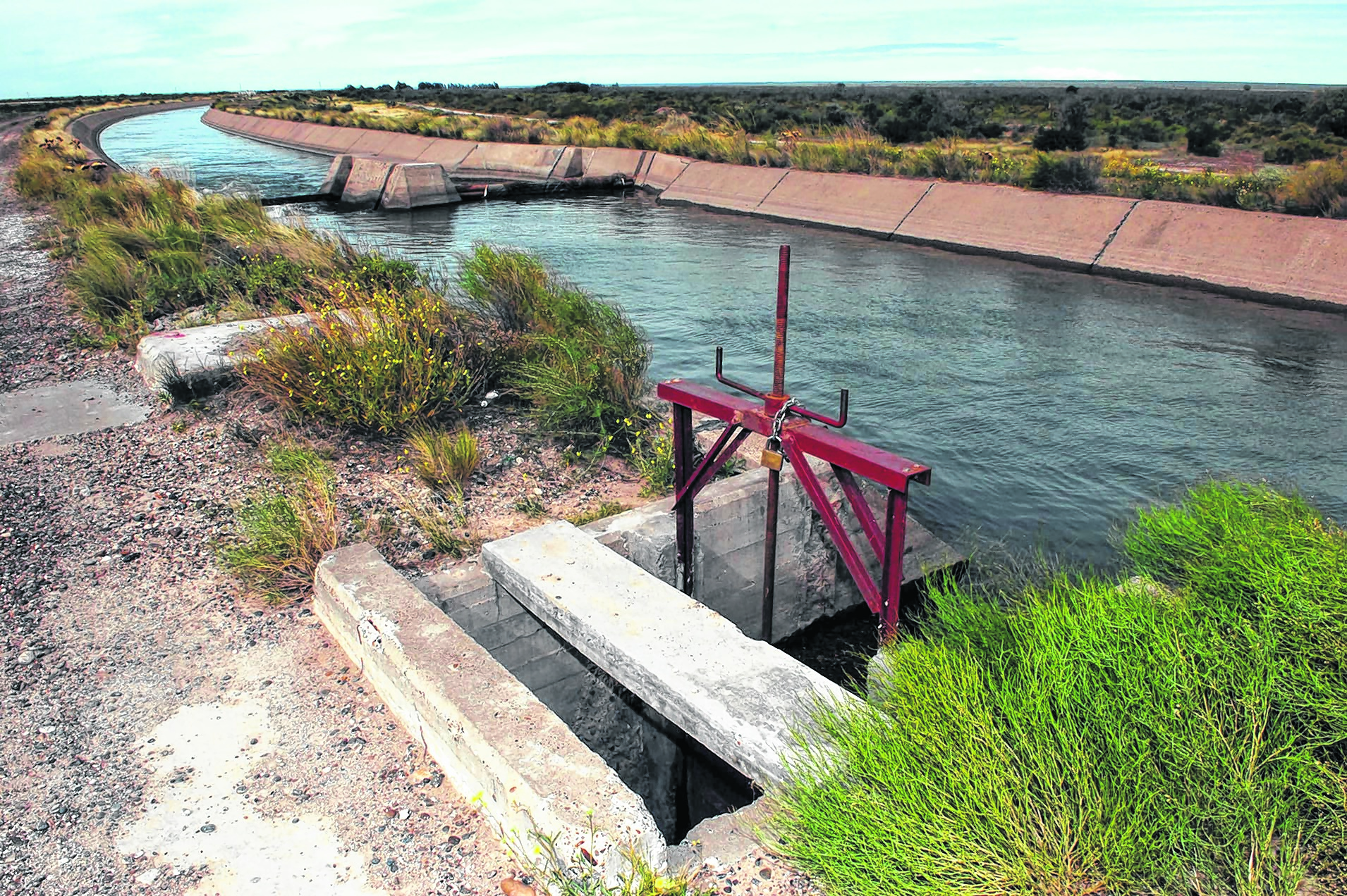 Los canales de riego son vitales para el ciclo productivo de la región del Alto Valle. Foto archivo