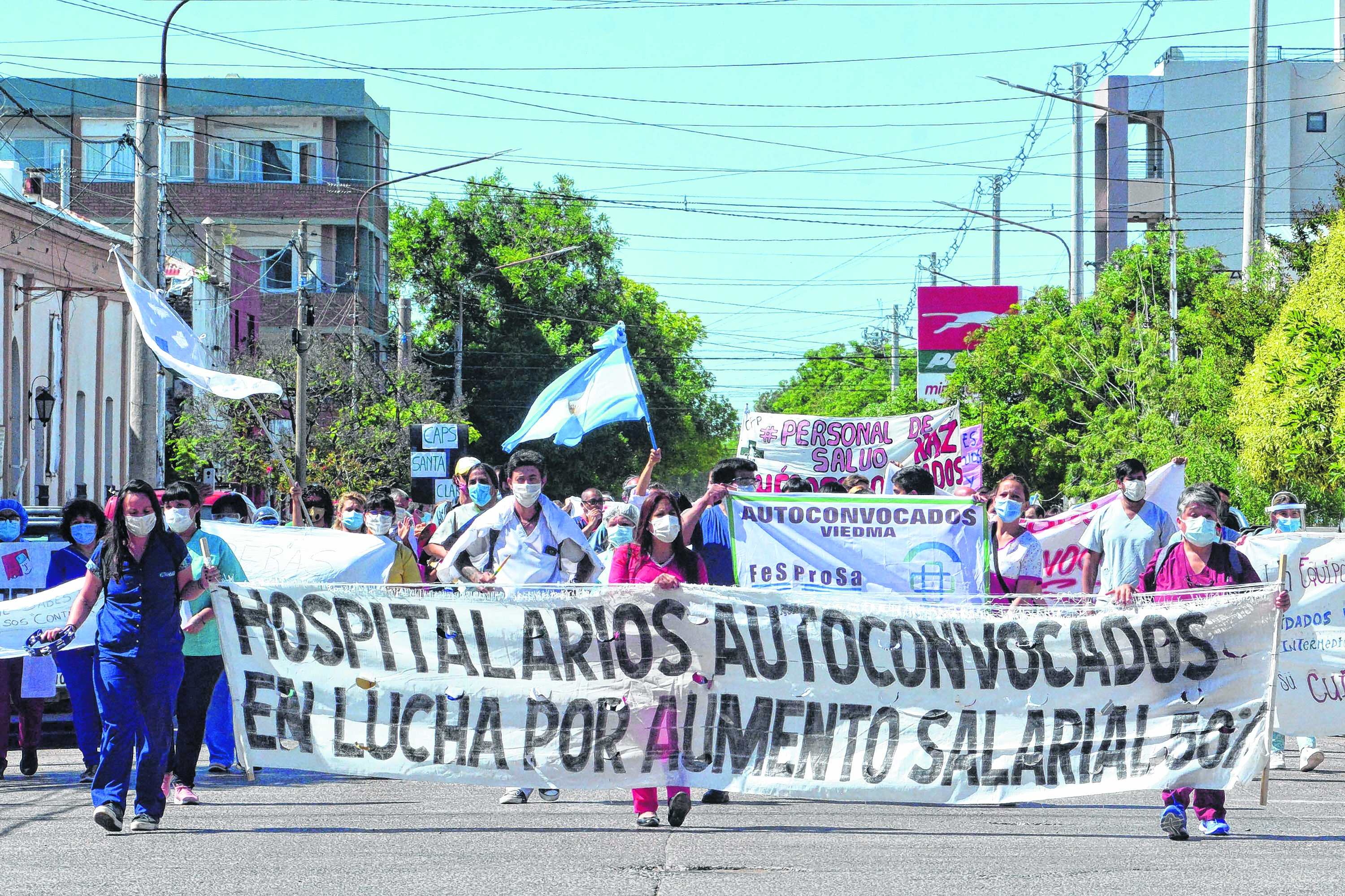 Los trabajadores de Viedma se movilizaron y fueron recibidos por el intendente Pesatti. Todo un gesto dentro del oficialismo rionegrino. (Foto: Marcelo Ochoa)