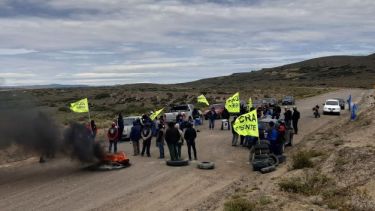 Un nutrido grupo de trabajadores de UOCRA realizaron cortes parciales durante la jornada de este jueves. Foto: José Mellado
