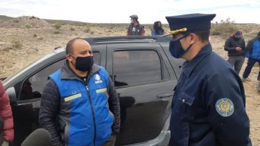 El colaborador gremial, Mario Pichimán, dialoga con la policía sobre la medida. Foto: José Mellado.