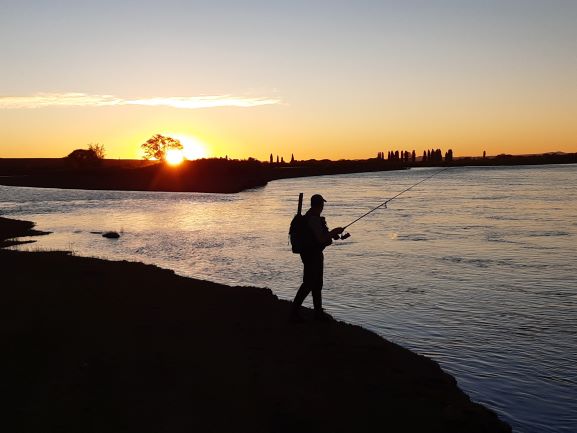 Ubicado a 260 kilómetros, Naupa Huen -río Limay- es uno de los lugares elegidos por los pescadores jacobacinos. Foto: José Mellado