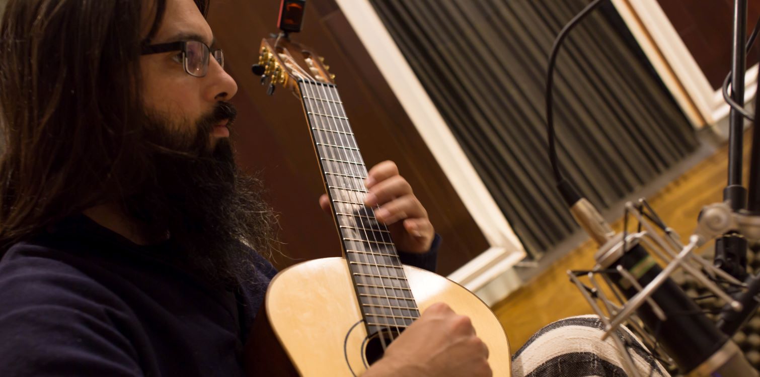 Juan Burton juega con la música en “El mundo de los hilos”.