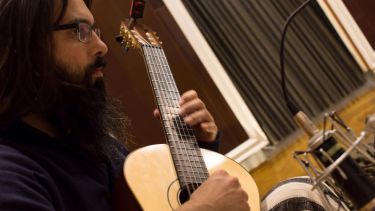 Juan Burton juega con la música en “El mundo de los hilos”.