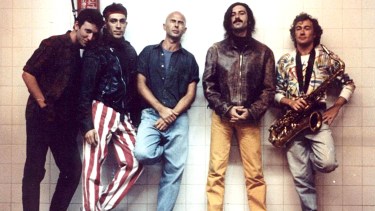 La banda se conformó en 1976, pero recién en 1984 editó su primer disco y a fines de los 80 encontró su formación definitiva.