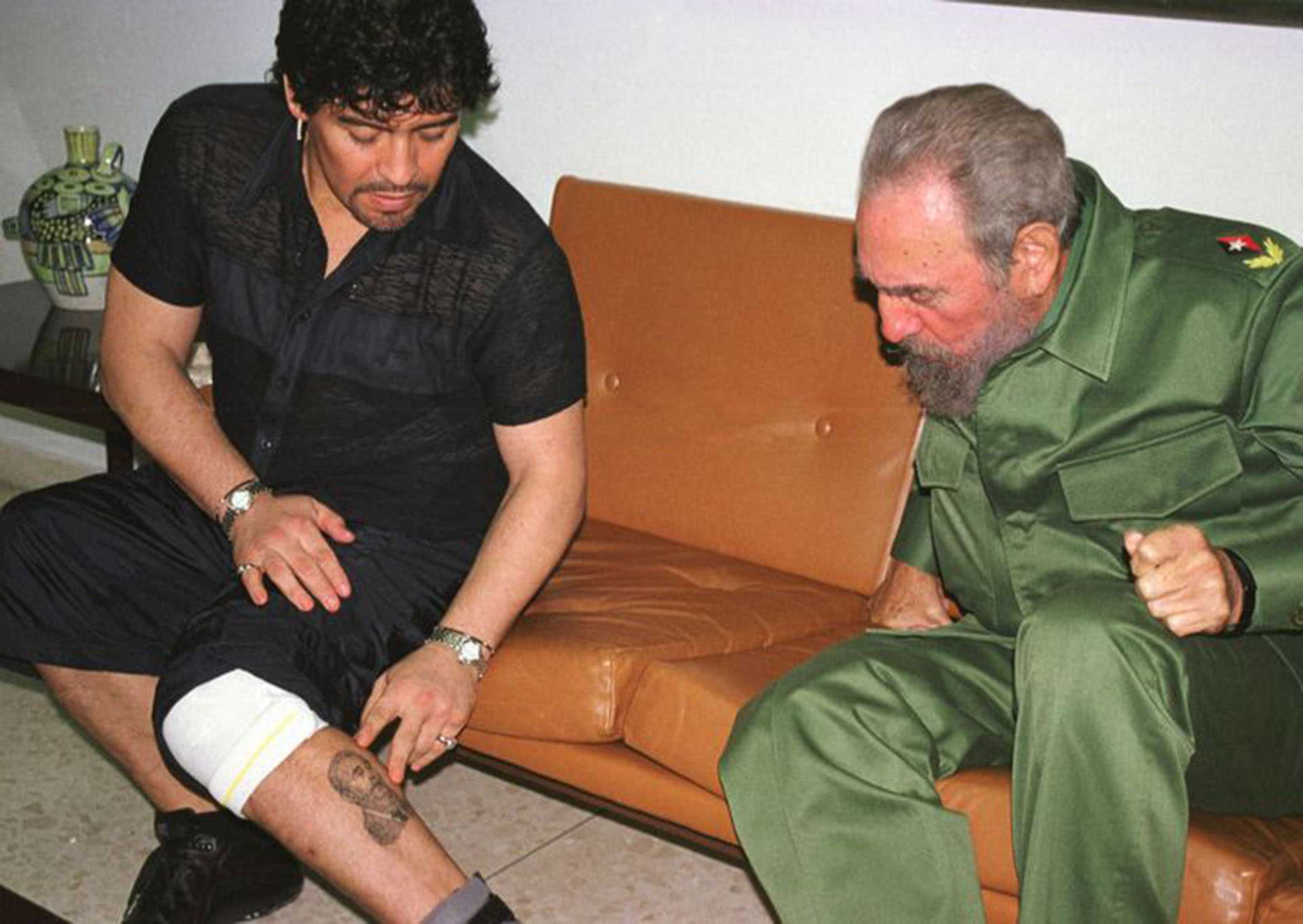 El reconocimiento a Fidel Castro en un tatuaje. Maradona llegó por seis meses y finalmente pasó cinco años en Cuba.