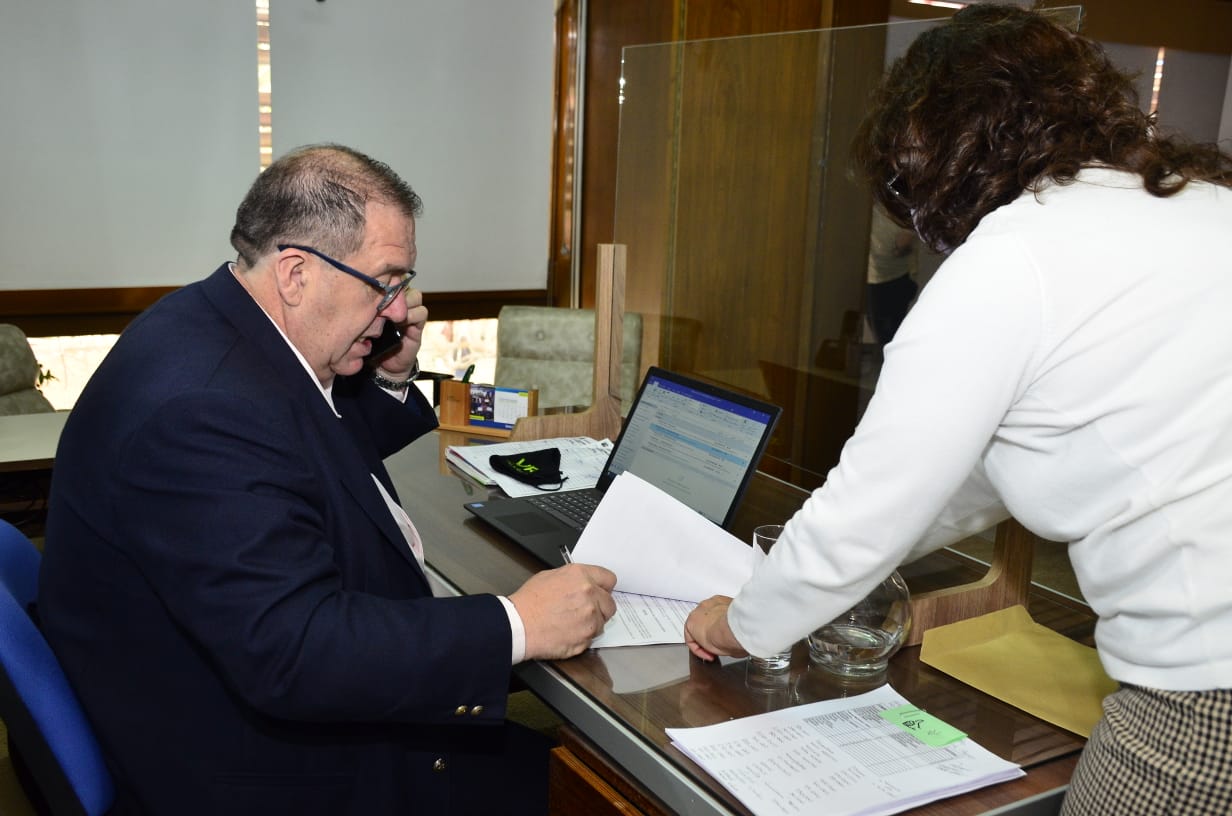 El intendente Marcelo Orazi, anunció la extensión de horarios para comercios en la ciudad. (Foto Néstor Salas)
