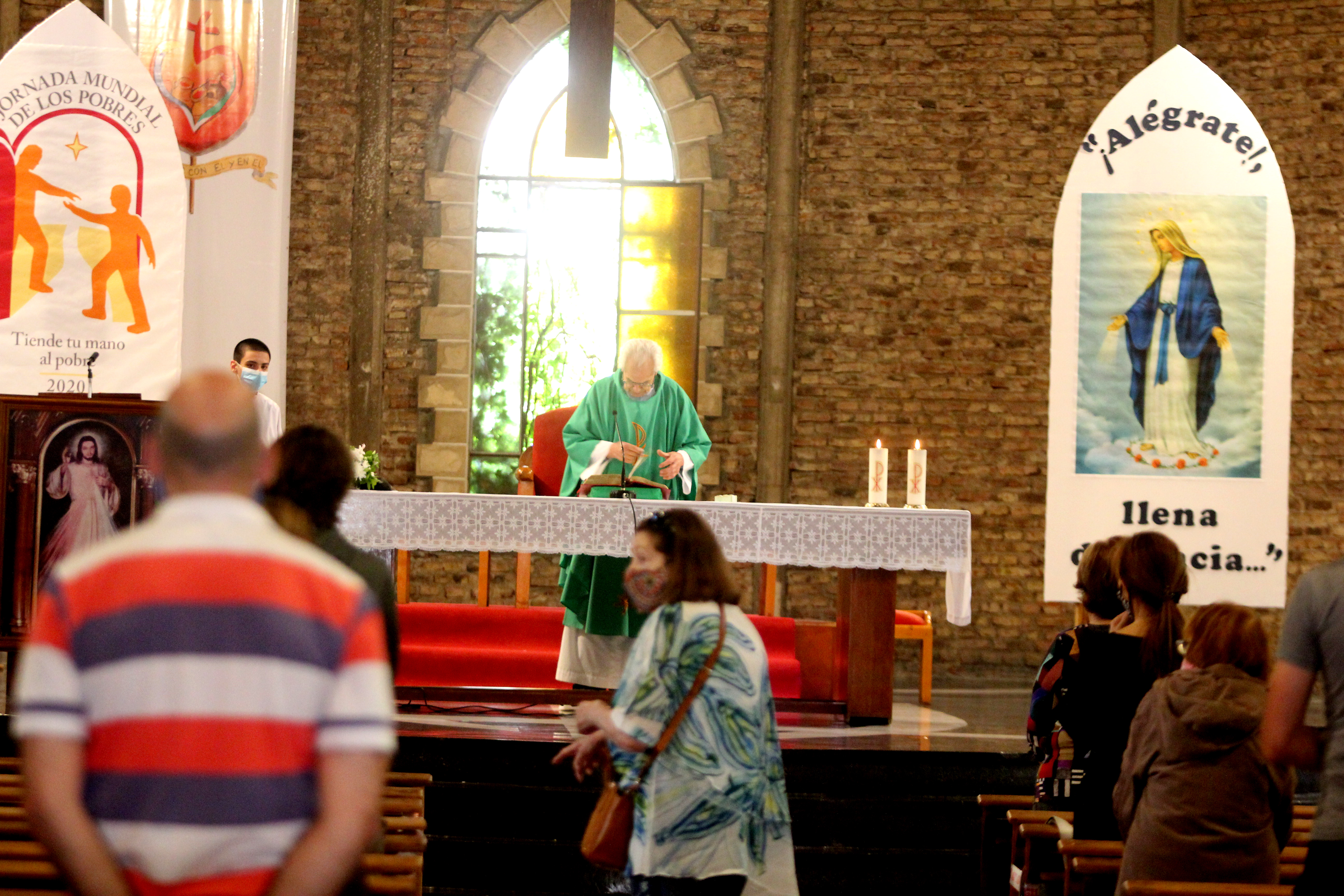 El domingo regresaron las misas a la Catedral neuquina y las iglesias. (FOTO: Oscar Livera)