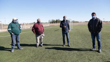 El gobernador Omar Gutiérrez y el intendente Mariano Gaido visitaron la cancha de césped sintético del barrio Nueva Esperanza (Neuquén Informa)