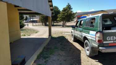 El pescador fue trasladado en una pick up de Gendarmería hasta el ingreso del INVAP. Foto: gentileza.