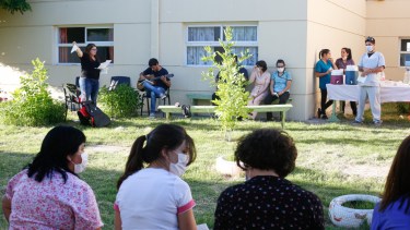 Todos los miércoles, de mañana y de tarde, el “Patio de Gineco” se llena de música para distender. (Fotos: Juan Thomes)