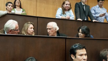 Pino Solanas observa atento lo que sucede en la Legislatura de Neuquén. Foto: Gentileza