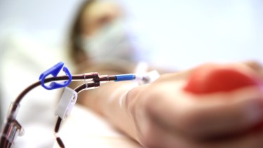 La donación de plasma puede servir para las personas mayores con síntomas leves. 