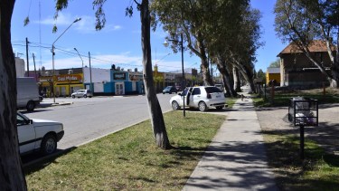 Cerca del edificio de la estación del ferrocarril, se instalará la feria en Huergo. (Foto Néstor Salas)