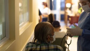 Menos casos de coronavirus en Roca, pero también menos médicos para atenderlos