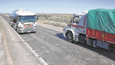 Un riesgo permanente en el Alto Valle Oeste. La ruta tiene varios sectores donde se combinan pozos con ondulaciones en el camino.