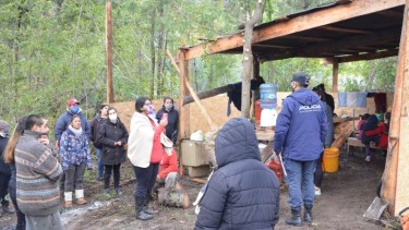 Las familias reclaman tierras para loteos sociales. (Foto: La Angostura Digital)