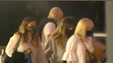 Claudia Villafañe y sus hijas Dalma y Gianinna llegando a la Casa Rosada para el velatorio de Diego Maradona, en la madrugada de este jueves. Imagen captura TV