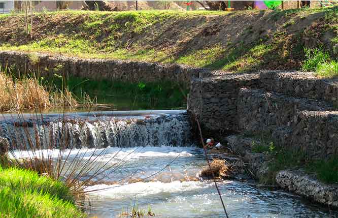 Las aguas del arroyo Valcheta sirven para regar las chacras de la zona.. Foto: gentileza.