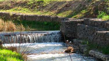 Las aguas del arroyo Valcheta sirven para regar las chacras de la zona.. Foto: gentileza.
