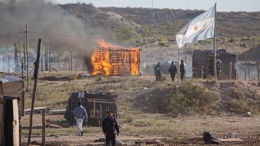 El jefe de la Policía, Daniel Jara, recorriendo el predio del polígono de tiro, el sábado por la mañana. (Fotos: Juan Thomes)