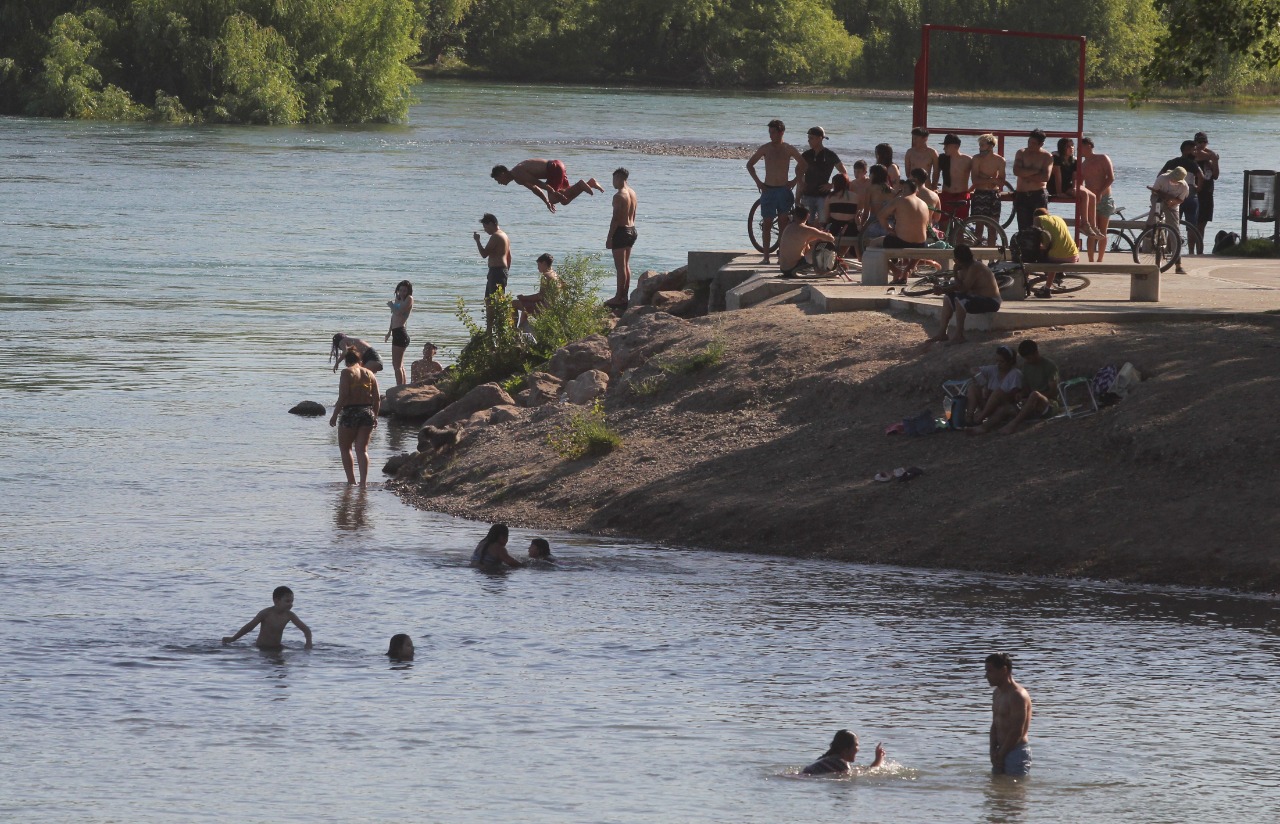 Las altas temperaturas motivaron a los habitantes de Neuquén a disfrutar del río (Foto Archivo: Oscar Livera)