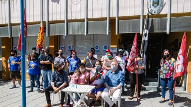 Vecinos y referentes de la toma hicieron una conferencia esta mañana en las puertas del municipio de Roca. (Foto: Juan Thomes)