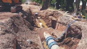 Esperan adelantar el regreso del agua tras la rápida conexión del ducto en Roca