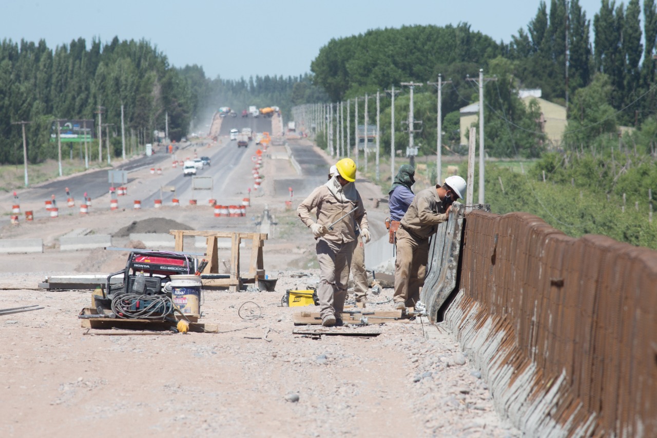 La construcción de las defensas es una de las tareas principales que se realizan en los pasos elevados más cercanos a Cipolletti. (Foto: Juan Thomes)