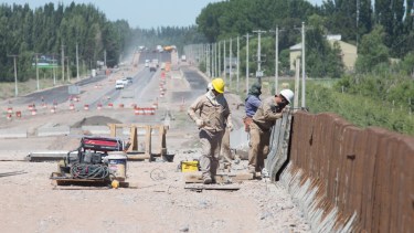 La construcción de las defensas es una de las tareas principales que se realizan en los pasos elevados más cercanos a Cipolletti. (Foto: Juan Thomes)