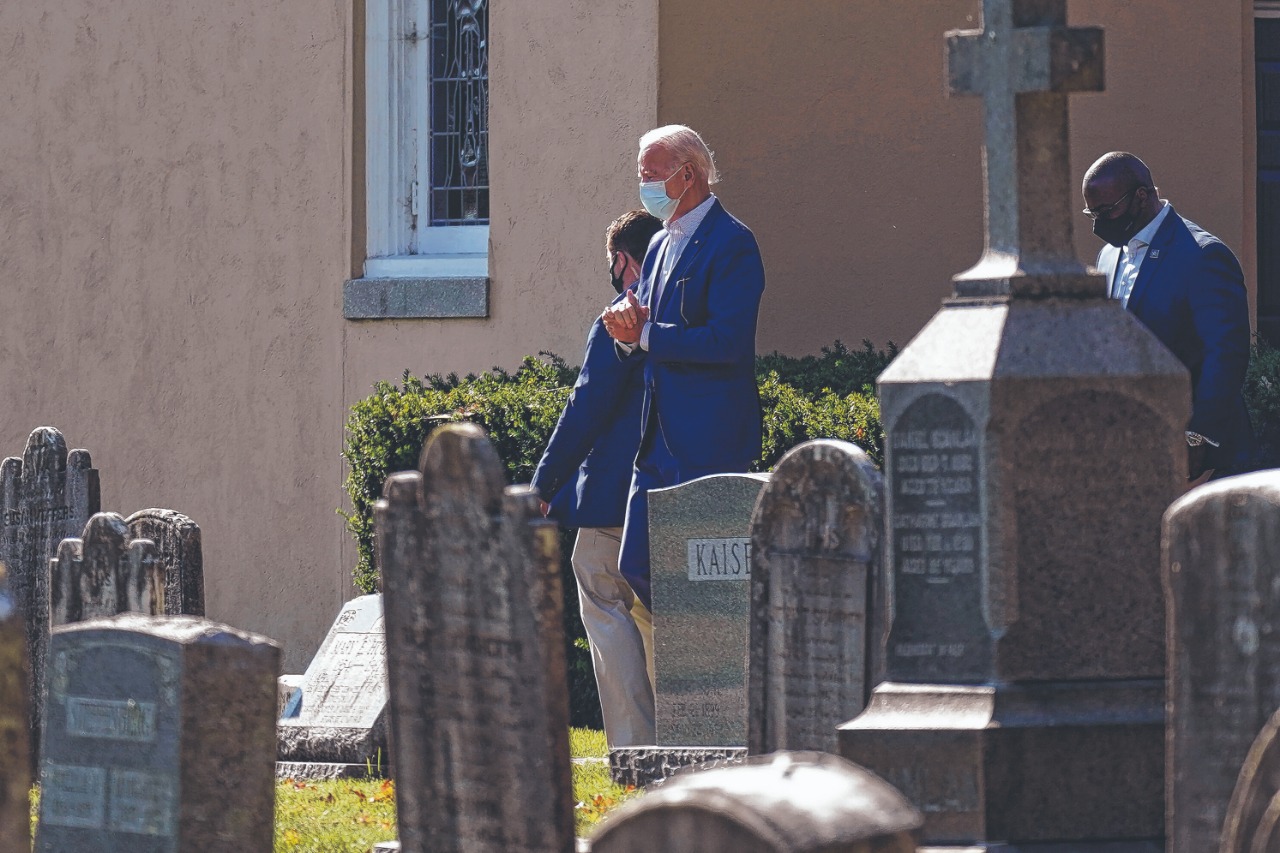 Joe Biden. El presidente electo visitó ayer el cementerio en el que están sepultados sus padres, su primera esposa y sus dos hijos. Foto: AP.