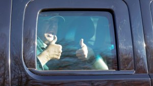 Trump, atrincherado, bloquea la transición a Biden y reclama el triunfo