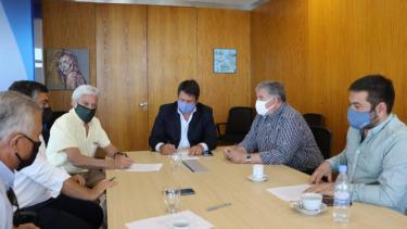 Gaido firmó el acuerdo con el barrio privado Bocahue por el acceso a la costa del río Neuquén. (Gentileza).-