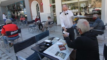 La tradicional confitería al lado del Cine Español recibió a sus primeros comensales. Foto: Oscar Livera.