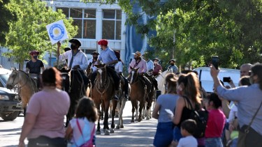 Jinetes, carruajes y el entusiasmo de la gente de Río Colorado.