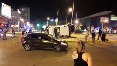 Ayer a las 22 una ambulancia protagonizó un accidente en Neuquén. Una enfermera salió despedida y permanece internada. 