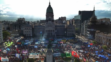 Miles de personas están frene a la plaza del Congreso. 